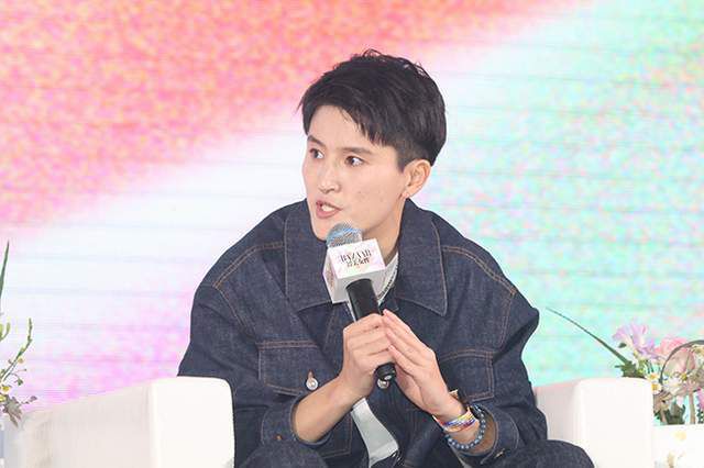 美女解开胸罩
